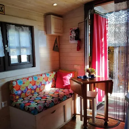 مكان تخييم La Roulotte Des Carpates غايلاك