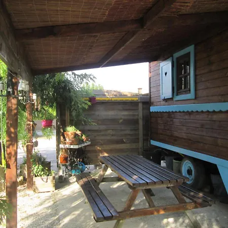 La Roulotte Des Carpates مكان تخييم *